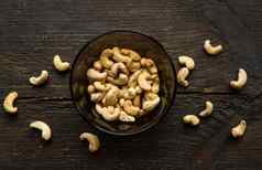 腰果坚果小板分散腰果板古董木表格背景腰果螺母健康的素食者蛋白质有营养的食物