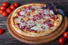 披萨培根草本植物木板奶酪樱桃西红柿木背景