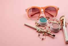 眼影配件珠子化妆刷集合专业化妆品粉红色的背景