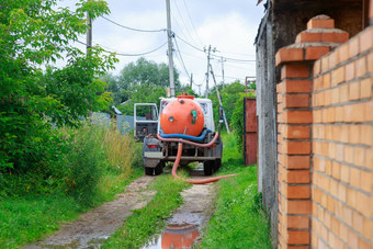 污水卡车工作村环境