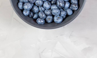 蓝莓浆果黑暗灰色的陶瓷碗灰色的混凝土背景