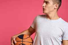 的家伙篮球球粉红色的背景白色t恤裁剪视图体育运动模型锻炼