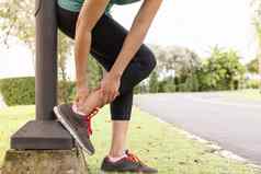 健身女人跑步者感觉疼痛脚踝腿户外锻炼