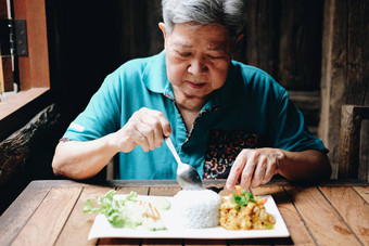 亚洲上了年纪的高级老女人吃食物餐厅