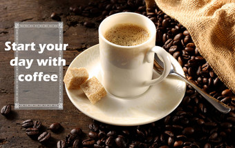 灵感生活报价开始一天咖啡杯咖啡木背景咖啡豆子木背景