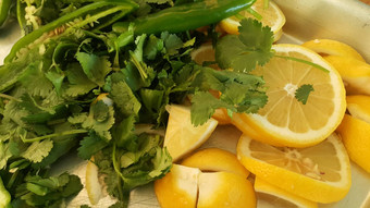 前视图新鲜的柠檬片绿色胡椒减少块沙拉