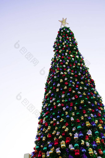 色彩斑斓的饰品圣诞节树快乐圣诞节快乐假期美丽的生活房间装饰圣诞节包厢里装饰首页室内圣诞节树美丽的饰品
