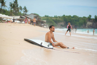 的家伙休息桑迪热带海滩骑冲浪健康的活跃的生活方式夏天职业