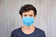 年轻的男人。医疗口罩相机冠状病毒科维德爆发棕色（的）眼睛年男孩面具病毒细菌疫情爆发公共健康安全生活爆发