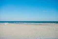 空海滩救生员椅子清晰的蓝色的天空