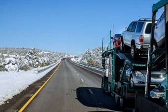 物流运输汽车两级雪路山冬季