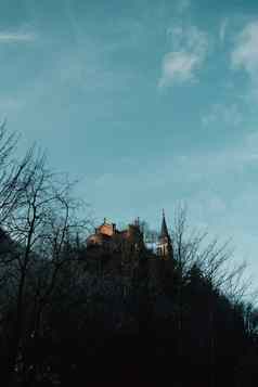 中世纪的城堡前山树轮廓清晰的天空复制空间科瓦东加