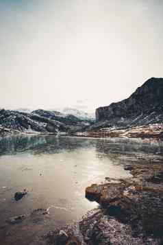惊人的放松视图冻湖雪山阿斯图里亚斯
