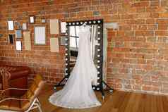 美丽的婚礼衣服挂镜子伟大的大厅砖墙