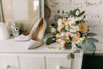 婚礼鞋子婚礼用具婚礼黄金环婚礼花束梳妆台