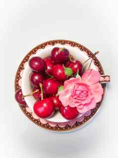 红色的樱桃玫瑰花陶瓷板白色背景