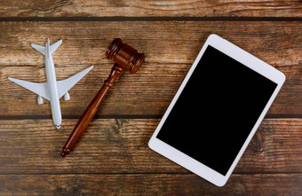 法官旅行概念规划飞机木法官槌子数字平板电脑飞机模型飞机
