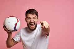 男人。足球球粉红色的背景能源做手势手教练情绪模型
