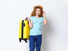 女孩旅游黄色的手提箱假期旅行