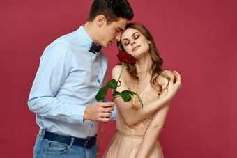 肖像浪漫的夫妇爱<strong>红色</strong>的玫瑰孤立的<strong>背景经典</strong>西装晚上衣服