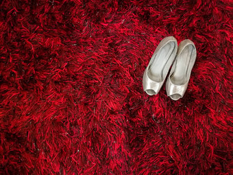 银闪亮的穿高跟鞋的鞋子穿高跟鞋红色的地毯