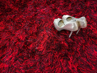 银闪亮的穿<strong>高跟</strong>鞋的鞋子穿<strong>高跟</strong>鞋红色的地毯