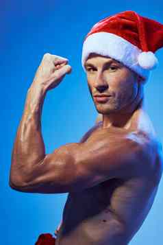健美运动员圣诞节一年男人。肌肉发达的