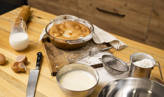 美味的苹果馅饼用橡木制的木表格成分烹饪美味的苹果馅饼厨房阁楼风格牛奶鸡蛋糖烤馅饼表格首页厨房