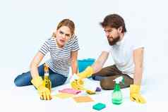 年轻的夫妇洗地板上服务团队合作生活方式家务