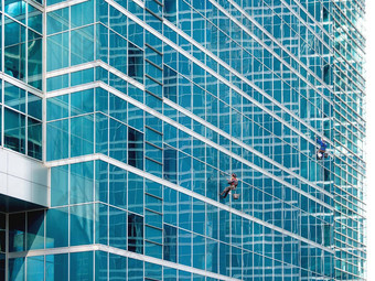 工业登山者安全<strong>束缚</strong>洗玻璃墙现代摩天大楼危险的工作大都市