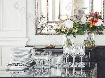 酒眼镜餐具餐巾表格餐具宴会方花束色彩斑斓的花园花镜子银框架