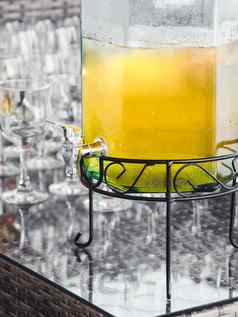 玻璃桶冷柠檬水透明的容器利用软饮料餐饮服务方庆祝活动户外酒吧