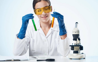 女人生物学家医疗手套疫苗接种显微镜研究表格化学元素