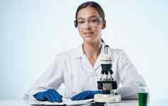 女人显微镜表格实验室研究微生物细菌