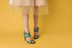 女脚绿色鞋子优雅的风格时尚鞋子黄色的背景