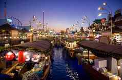 迪拜阿联酋12月美丽的视图曼谷浮动市场销售异国情调的泰国食物公园娱乐中心捕获日落时间全球村迪拜阿联酋