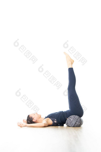 恢复<strong>瑜伽</strong>支持年轻的运动有吸引力的女人明亮的白色<strong>瑜伽</strong>工作室说谎支持缓冲伸展运动放松恢复<strong>瑜伽</strong>健康的活跃的生活方式