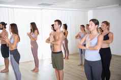 集团年轻的运动有吸引力的人瑜伽工作室练习瑜伽教训教练站伸展运动放松锻炼健康的活跃的生活方式工作在室内健身房