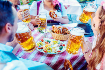 人享受食物喝巴伐利亚<strong>啤酒</strong>花园