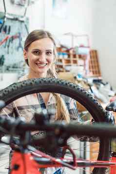 自行车机械师女人轮自行车