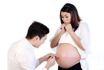 丈夫测量怀孕了妻子的肚子磁带