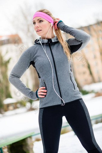 年轻的女人伸展<strong>运动体育</strong>运动培训户外冬天一天