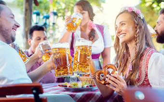 夫妇无比的眼镜巨大的量啤酒巴伐利亚酒吧