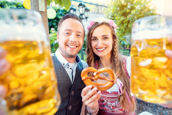 夫妇巴伐利亚享受<strong>啤酒</strong>传统的酒吧