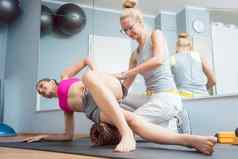 女人伸展运动放松物理治疗锻炼