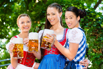<strong>啤酒</strong>花园朋友传统的衣服巴伐利亚