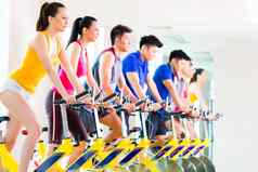 亚洲人旋转自行车培训健身健身房