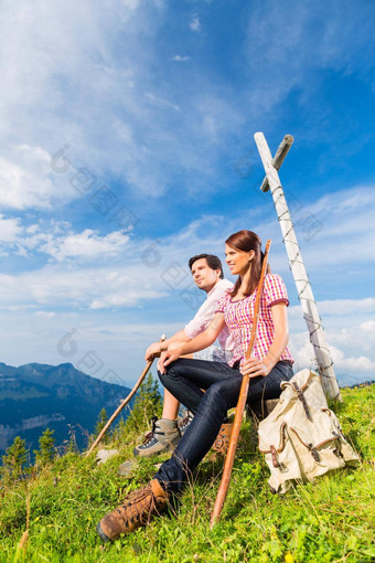 阿尔卑斯山脉徒步旅行夫妇需要打破山
