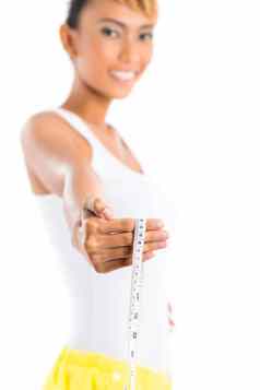 亚洲女人测量身体失去重量