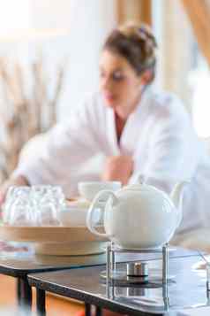 女人喝茶健康水疗中心